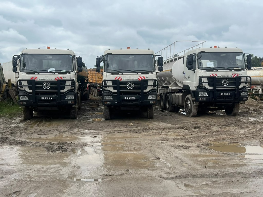 Flotte de camions-citernes Dongfeng — Flotte de transport ETS Bakari et Fils à Douala